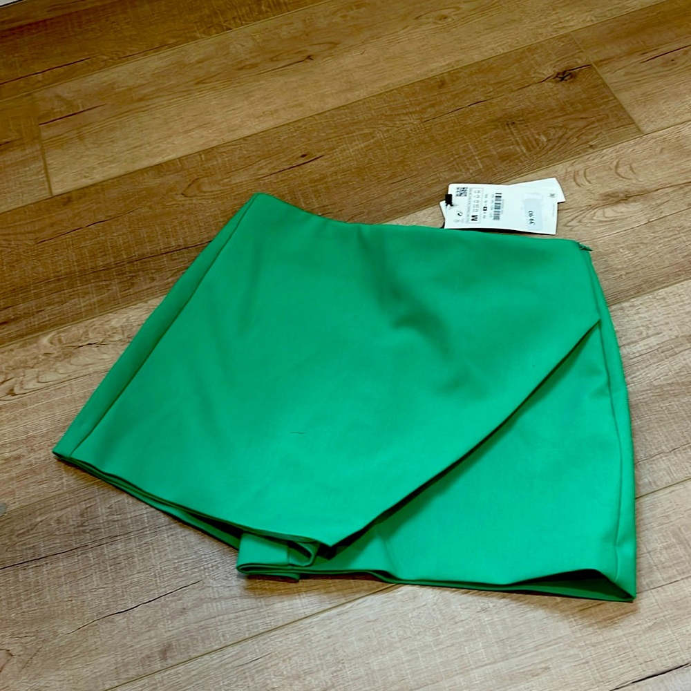 New with tag Zara skort, size medium.  Small pen mark see photo.